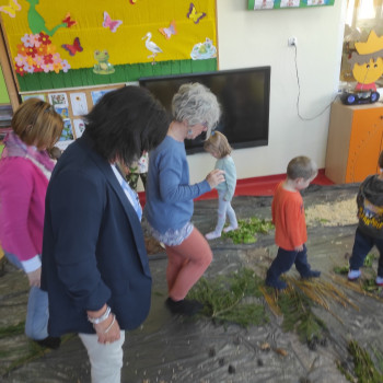 grupa dzieci maszeruje po dywanie