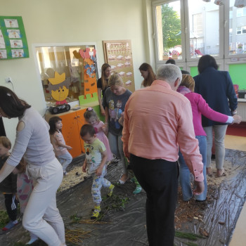 Grupa dzieci podczas zajęć